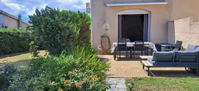 Coin salon dans l'établissement Mini villa jardin 50 m plage