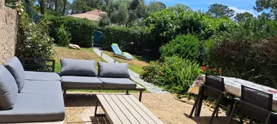 Coin salon dans l'établissement Mini villa jardin 50 m plage