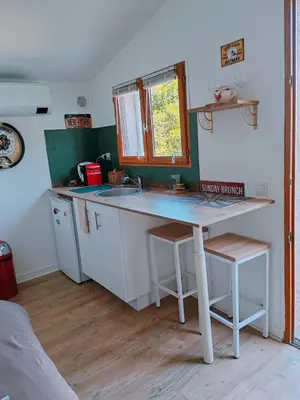 Cuisine ou kitchenette dans l'établissement Casa Davia. Studio indépendant meublé.