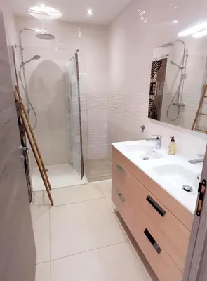 Salle de bains dans l'établissement Bel appartement Corse côte Est