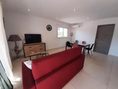 Télévision ou salle de divertissement dans l'établissement Bel appartement Corse côte Est