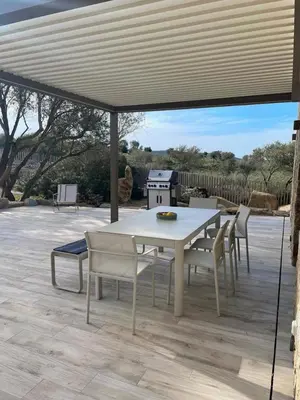 Balcon ou terrasse dans l'établissement Magnifique villa avec piscine