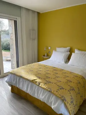 Un ou plusieurs lits dans un hébergement de l'établissement Magnifique villa avec piscine