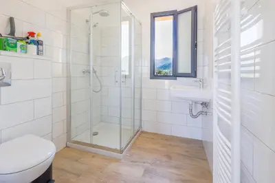 Salle de bains dans l'établissement Villa Lurenzu - Maison pour 8 avec piscine