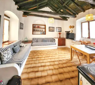 Coin salon dans l'établissement Maison confortable à Rogliano avec terrasse et jardin