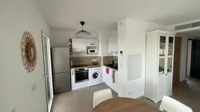 Cuisine ou kitchenette dans l'établissement Calvi 2 pièces NEUF - vue mer piscine 18 m - proche plage - location par semaine complète