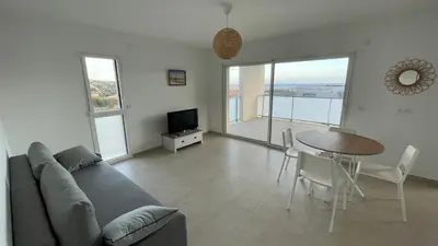 Télévision ou salle de divertissement dans l'établissement Calvi 2 pièces NEUF - vue mer piscine 18 m - proche plage - location par semaine complète