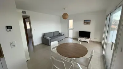 Télévision ou salle de divertissement dans l'établissement Calvi 2 pièces NEUF - vue mer piscine 18 m - proche plage - location par semaine complète