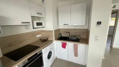 Cuisine ou kitchenette dans l'établissement Calvi 2 pièces NEUF - vue mer piscine 18 m - proche plage - location par semaine complète