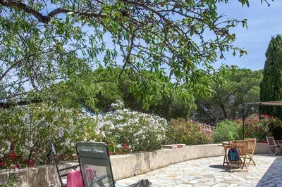 Jardin de l'établissement Davia 1 - Grande terrasse vue panoramique sur la mer