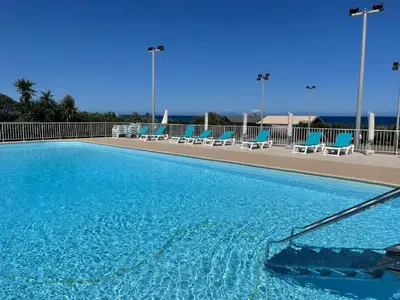 Piscine de l'établissement A 5 mn à pied de la mer, piscine ,tennis, paillote ou située à proximité