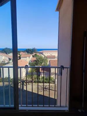 Vue générale sur la mer ou vue sur la mer prise depuis l'appartement