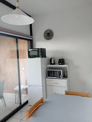 Cuisine ou kitchenette dans l'établissement Grand studio les pieds dans l'eau