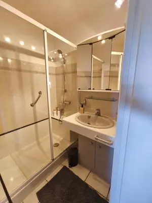 Salle de bains dans l'établissement Grand studio les pieds dans l'eau