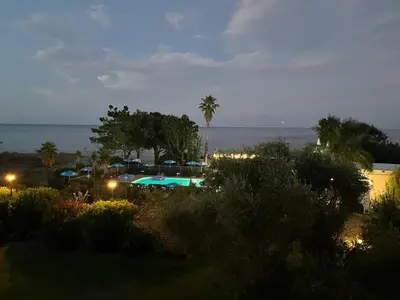 Piscine de l'établissement Grand studio les pieds dans l'eau ou située à proximité