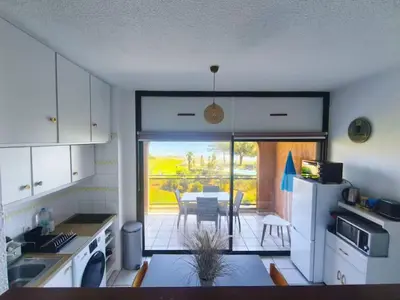 Cuisine ou kitchenette dans l'établissement Grand studio les pieds dans l'eau
