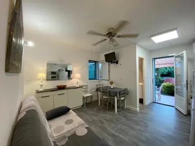 Télévision ou salle de divertissement dans l'établissement Résidence LO MONACO Haut de villa, Appartements et Studios