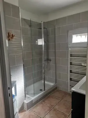 Salle de bains dans l'établissement Rez Haut de villa à Calenzana