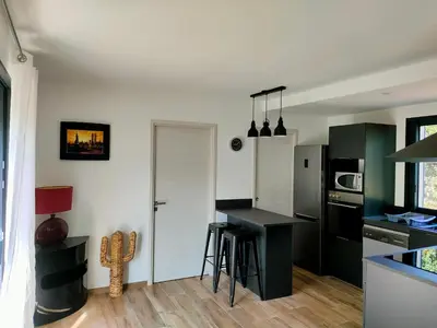 Cuisine ou kitchenette dans l'établissement Jardin et 2 chambres centre St Florent