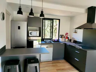 Cuisine ou kitchenette dans l'établissement Jardin et 2 chambres centre St Florent