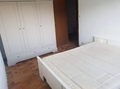 Un ou plusieurs lits dans un hébergement de l'établissement Charmant T3 en rez de jardin d'une villa