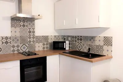 Cuisine ou kitchenette dans l'établissement T2 chaleureux à 5 mn du centre/plage avec parking