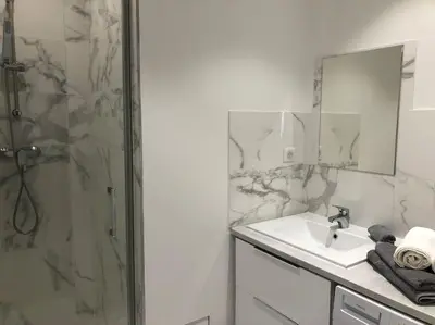 Salle de bains dans l'établissement T2 chaleureux à 5 mn du centre/plage avec parking