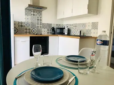 Cuisine ou kitchenette dans l'établissement T2 chaleureux à 5 mn du centre/plage avec parking