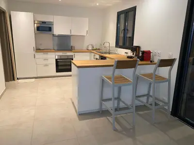 Cuisine ou kitchenette dans l'établissement Villa CALLINAJO , à 1 min de la plage LOZARI