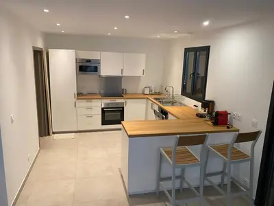 Cuisine ou kitchenette dans l'établissement Villa CALLINAJO , à 1 min de la plage LOZARI