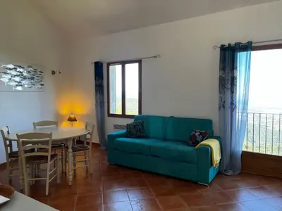 Coin salon dans l'établissement Gîtes la fontaine corse vue panoramique