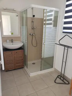 Salle de bains dans l'établissement VILLA MARYSABEL , maison T4 duplex, résidence villa de melody avec 2 piscines, mer à 500 m