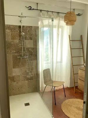 Salle de bains dans l'établissement L’Attellu