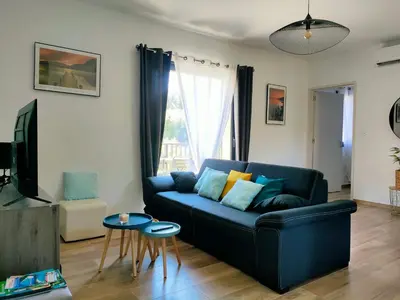 Coin salon dans l'établissement Appartement neuf avec balcon et 2 chambres