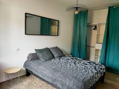 Un ou plusieurs lits dans un hébergement de l'établissement Appartement neuf avec balcon et 2 chambres