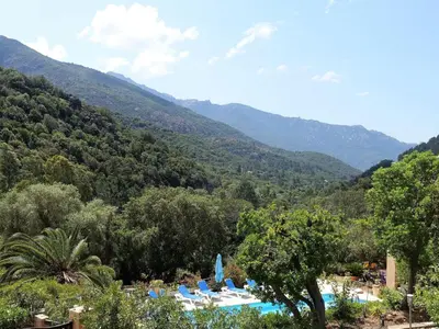 Vue générale sur la montagne ou vue sur la montagne depuis l'appartement