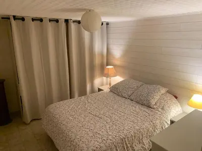 Un ou plusieurs lits dans un hébergement de l'établissement Rez de villa avec terrasse vue mer