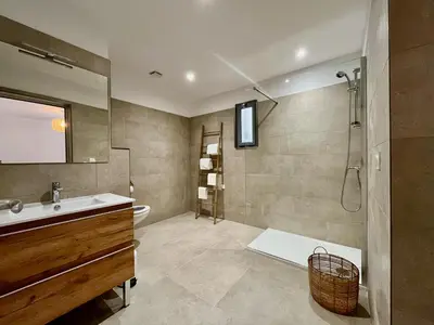 Salle de bains dans l'établissement Hôtel Résidence CAPENSE