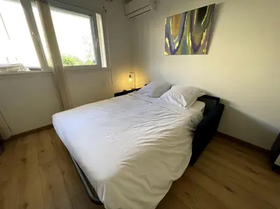 Un ou plusieurs lits dans un hébergement de l'établissement Charmant Studio climatisé avec parking, au cœur de pietranera, plage a 500m, Bastia a 2km
