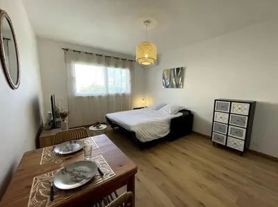 Un ou plusieurs lits dans un hébergement de l'établissement Charmant Studio climatisé avec parking, au cœur de pietranera, plage a 500m, Bastia a 2km