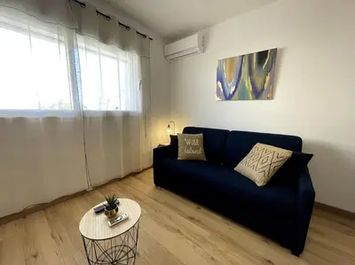 Coin salon dans l'établissement Charmant Studio climatisé avec parking, au cœur de pietranera, plage a 500m, Bastia a 2km
