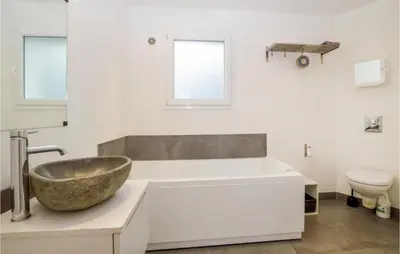 Salle de bains dans l'établissement Amazing Home In Pigna With Kitchen