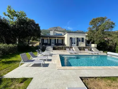 Piscine de l'établissement Villa de standing ou située à proximité