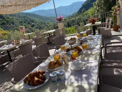 Vue générale sur la montagne ou vue sur la montagne depuis l'hôtel