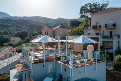 Vue générale sur la montagne ou vue sur la montagne depuis l'hôtel