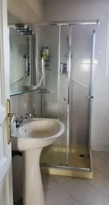 Salle de bains dans l'établissement Mare è Monte , jardin méditerranéen et exotique.