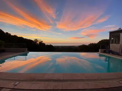 Piscine de l'établissement Studio moderne magnifique vue sur mer dans cadre calme et verdoyant ou située à proximité