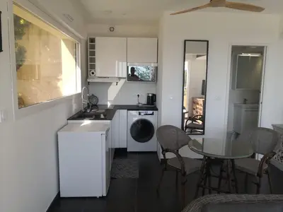 Cuisine ou kitchenette dans l'établissement Studio moderne magnifique vue sur mer dans cadre calme et verdoyant