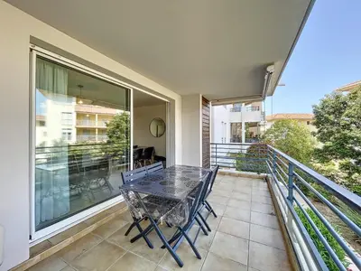 Balcon ou terrasse dans l'établissement T2 dans résidence avec piscine