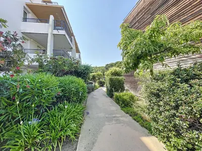 Jardin de l'établissement T2 dans résidence avec piscine